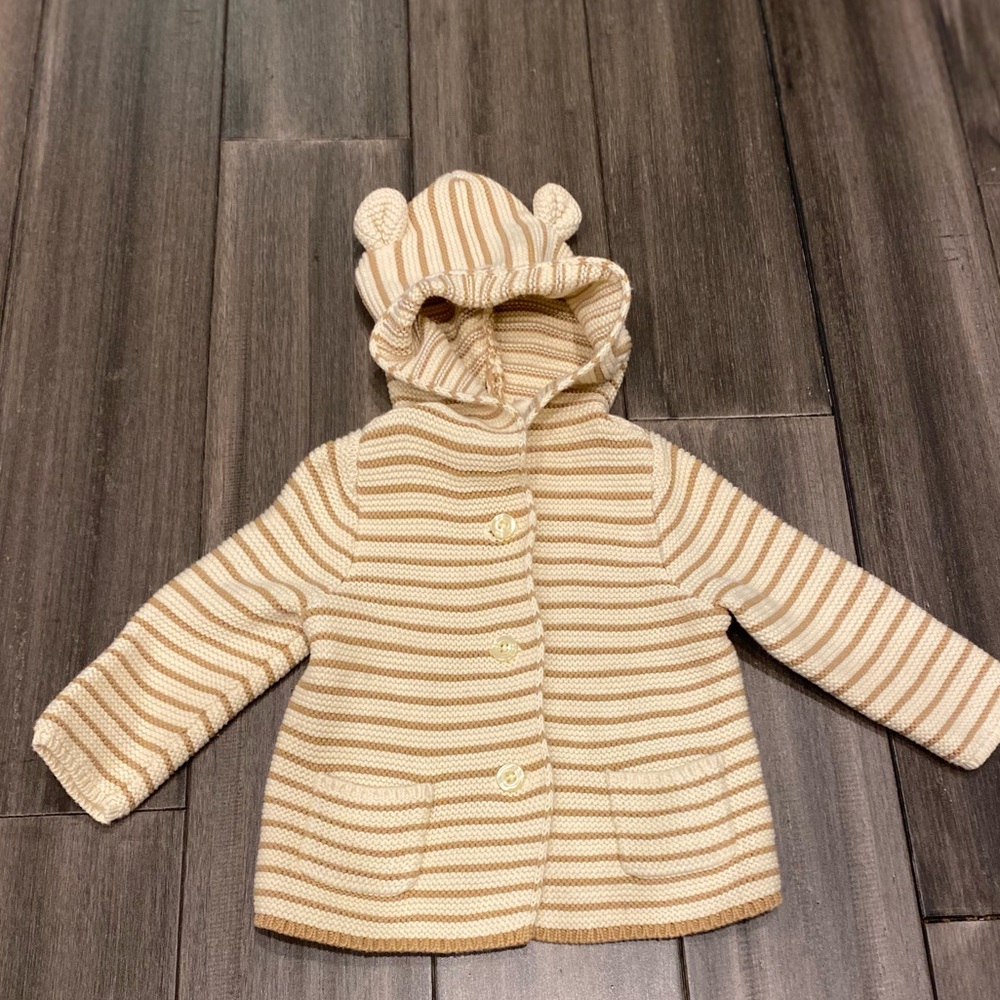 Gap sweater hoodie size 6 to 12 months